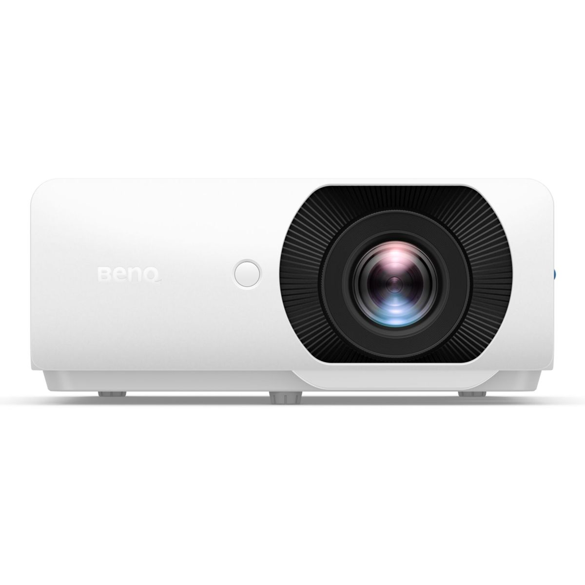 Ein weißer BenQ Beamer mit einer großen Linse steht auf einer weißen Oberfläche gegen einen weißen Hintergrund.