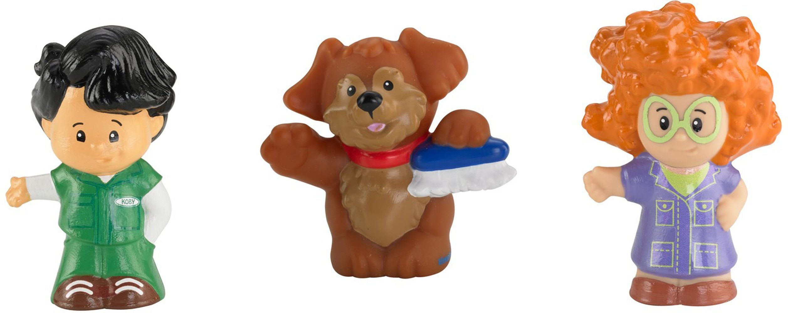 Drei kleine Spielzeugfiguren: Ein Junge in Grün, ein brauner Hund mit Bürste und ein Mädchen mit roten Haaren.
