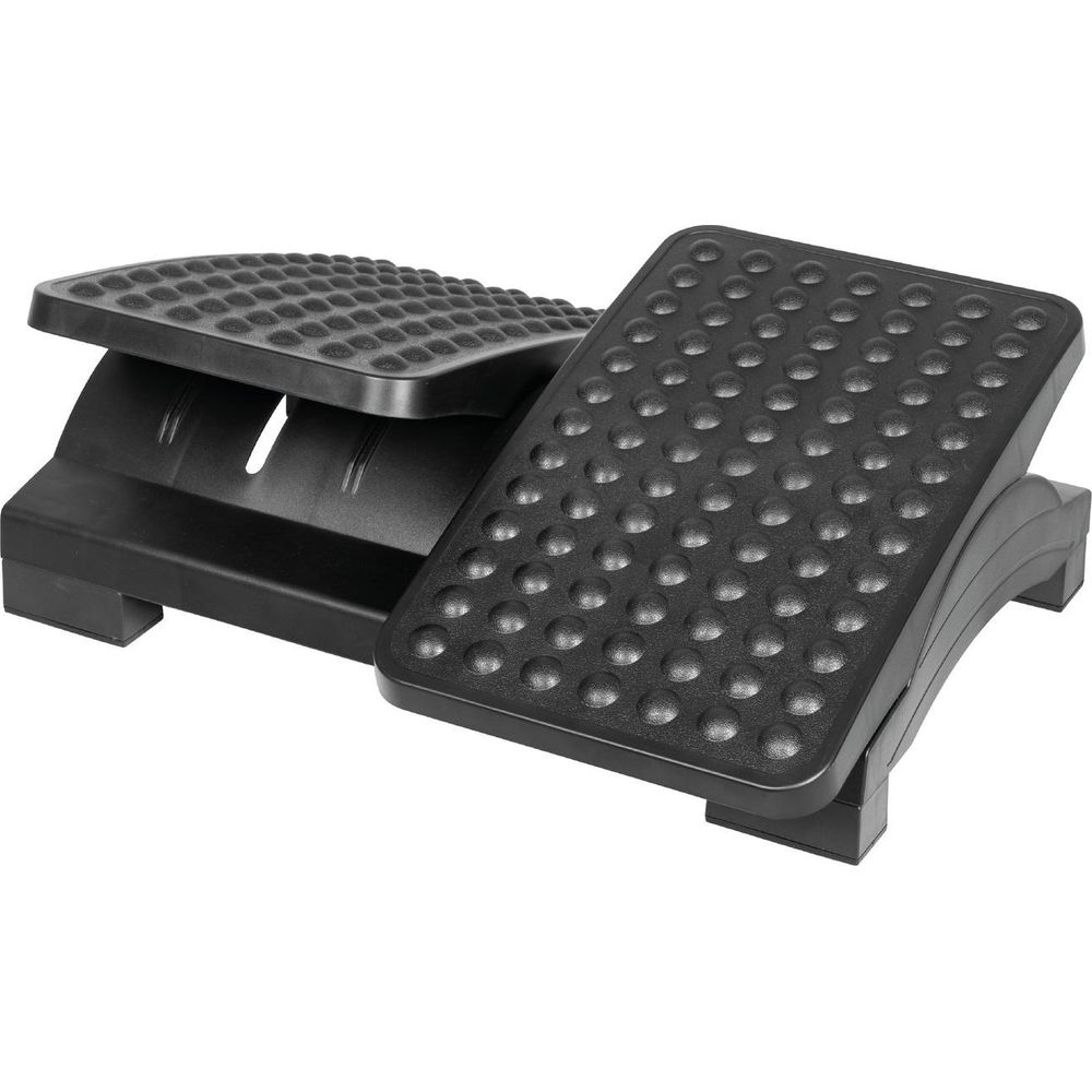 Eine schwarze ergonomische Fußstütze aus Plastik mit strukturierter Oberfläche auf weißem Hintergrund.