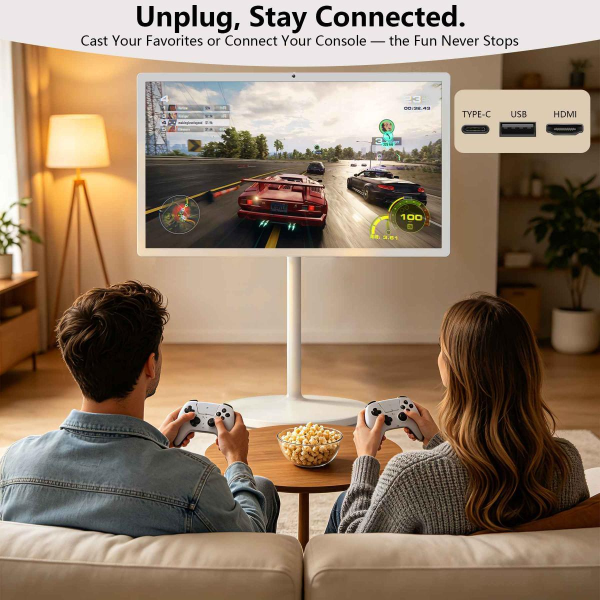 Ein Mann und eine Frau sitzen auf einem Sofa, halten Controller und spielen ein Rennspiel auf einem Bildschirm.