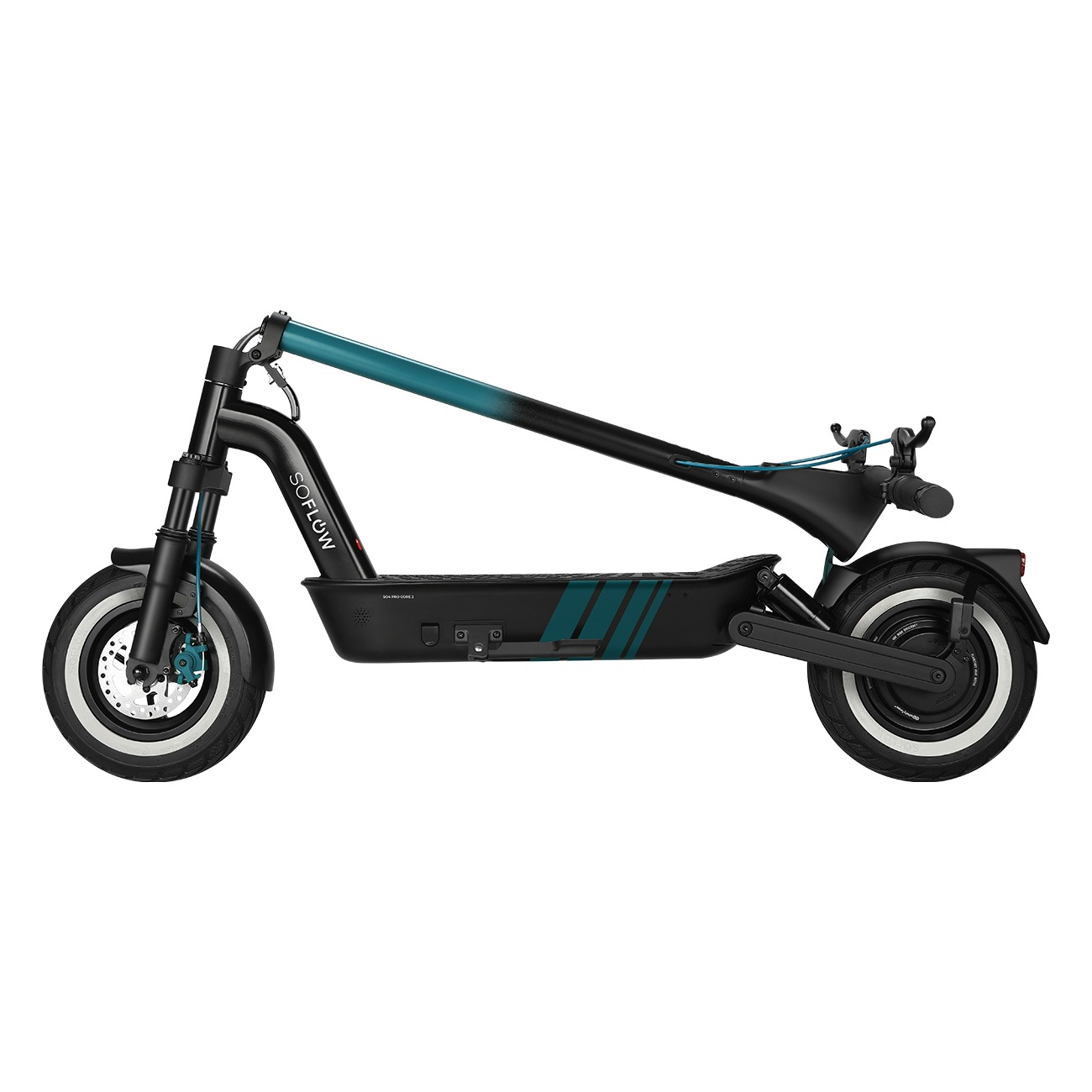 Ein schwarzer E-Scooter mit blauen Akzenten und weiß geringelten Reifen auf weißem Hintergrund.