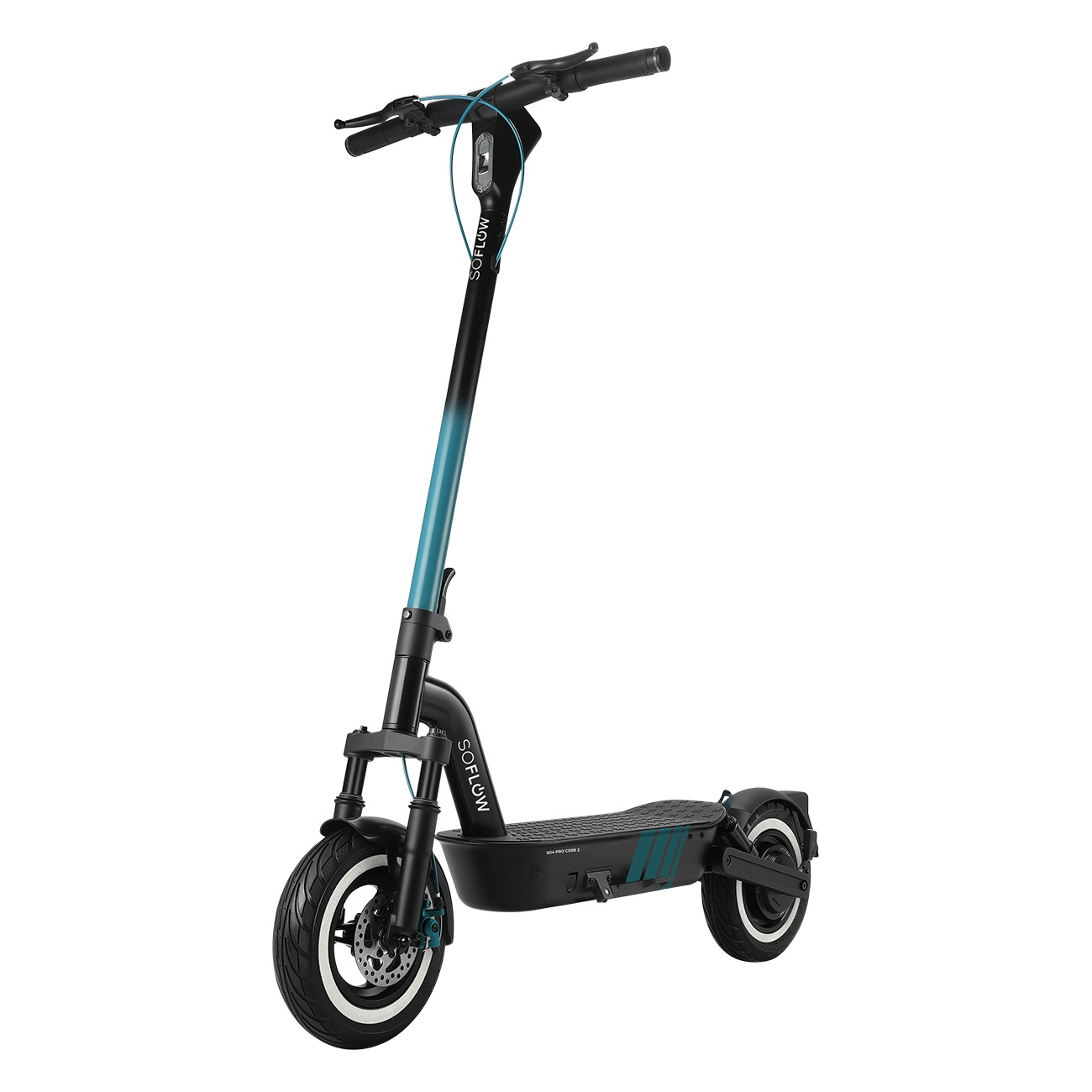 Ein schwarzer E-Scooter mit blauen Akzenten und weiss berandeten Reifen steht auf weissem Hintergrund.