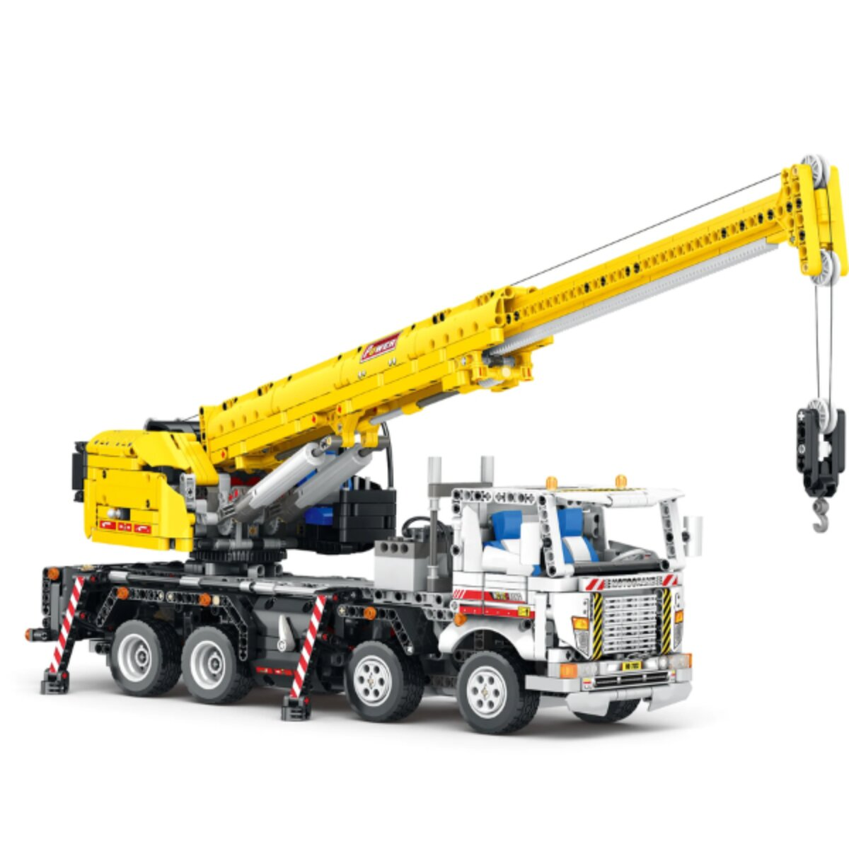Ein weiß-gelber Lego-Kranwagen mit ausgefahrenem Ausleger und Stützbeinen auf weißem Hintergrund.