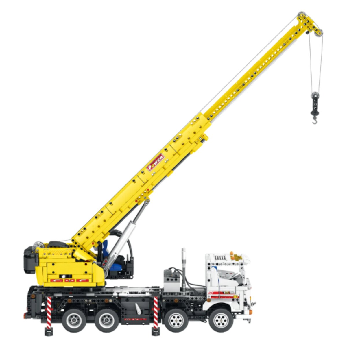 Ein gelber LEGO-Kranwagen mit ausgefahrenem Ausleger und Stützbeinen auf weißem Hintergrund.
