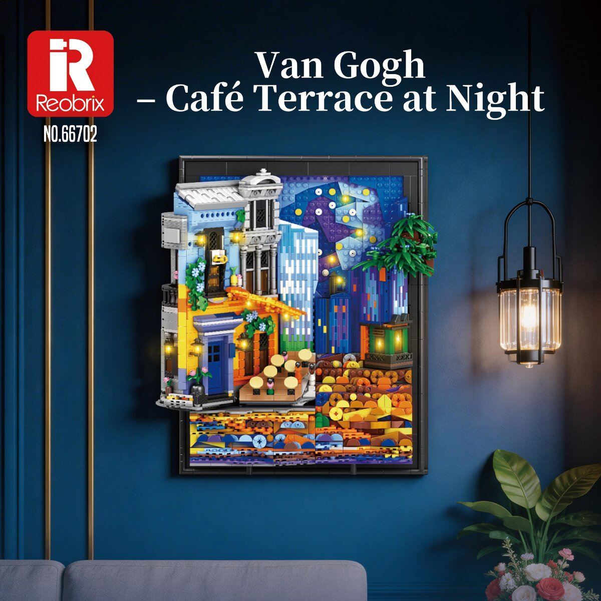 Ein Lego-Mosaik von Van Goghs Café Terrasse bei Nacht hängt an einer dunkelblauen Wand neben einer Lampe.