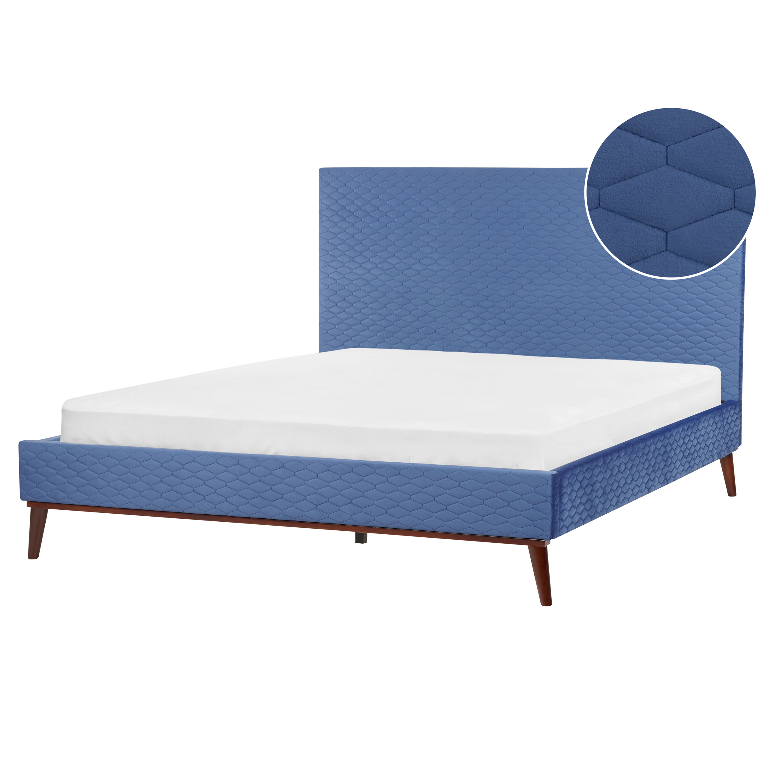 Un letto blu trapuntato con materasso bianco e gambe in legno, su sfondo bianco.