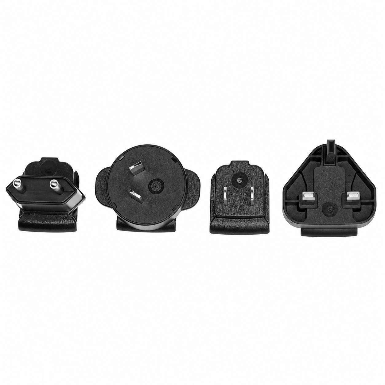 Vier schwarze Netzadapter mit verschiedenen Stiftkonfigurationen, horizontal auf weißem Hintergrund angeordnet.