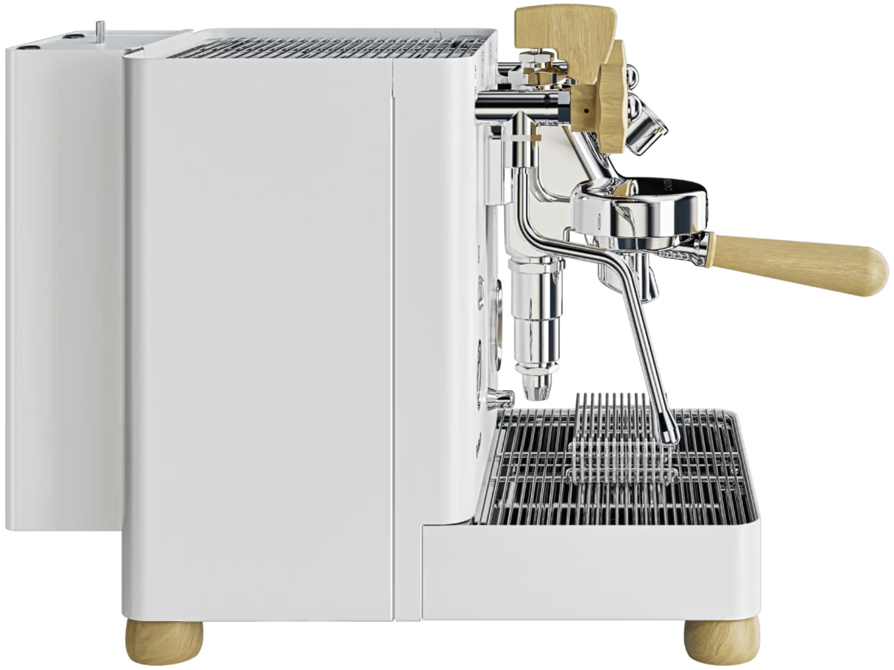 Una macchina da caffè espresso bianca con dettagli cromati e manici in legno su sfondo bianco.