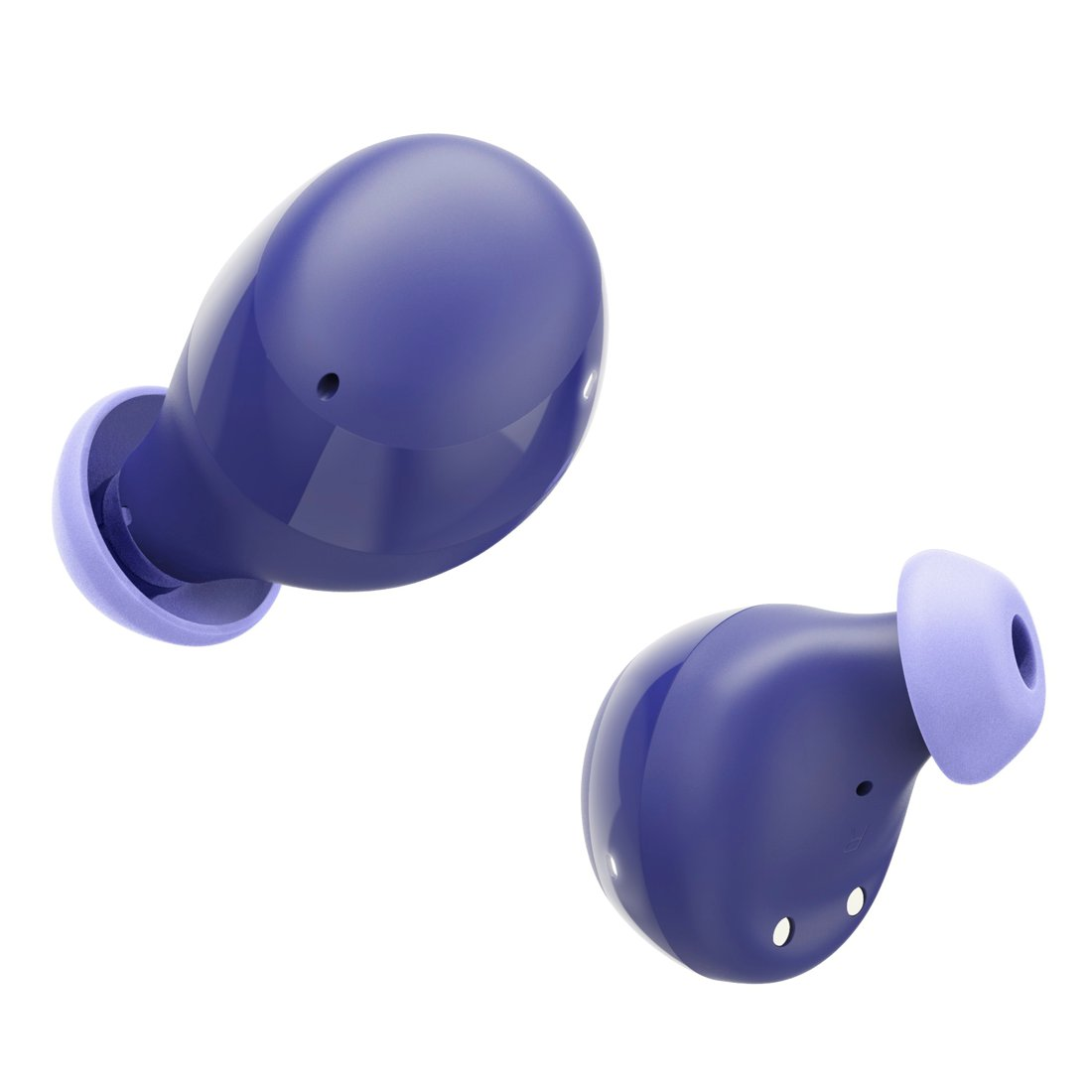 Zwei glänzende blaue kabellose Ohrhörer mit hellvioletten Silikonaufsätzen vor weißem Hintergrund.