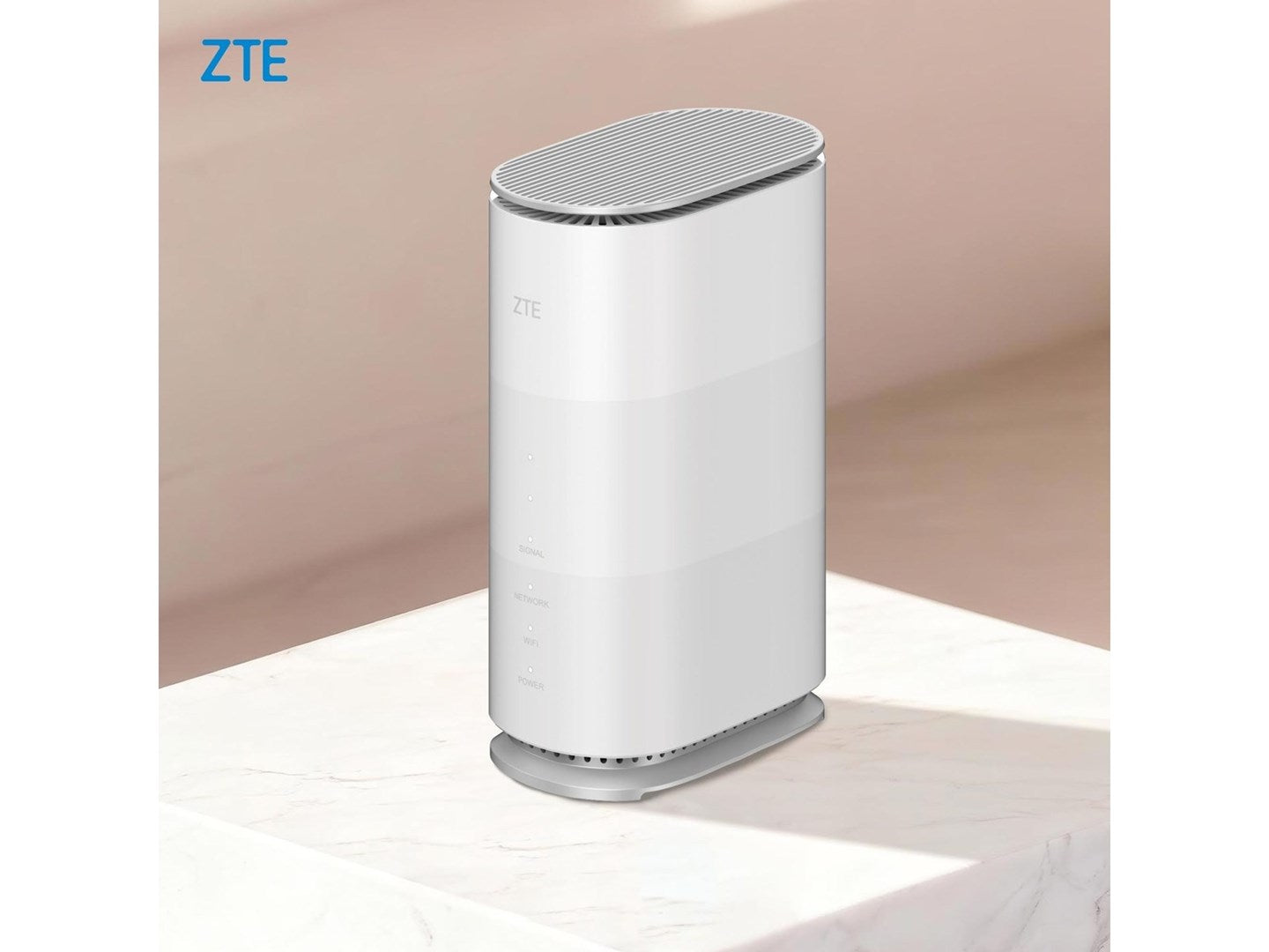 Biały, owalny router Wi-Fi ZTE na białej marmurowej powierzchni z rozmytym tłem.