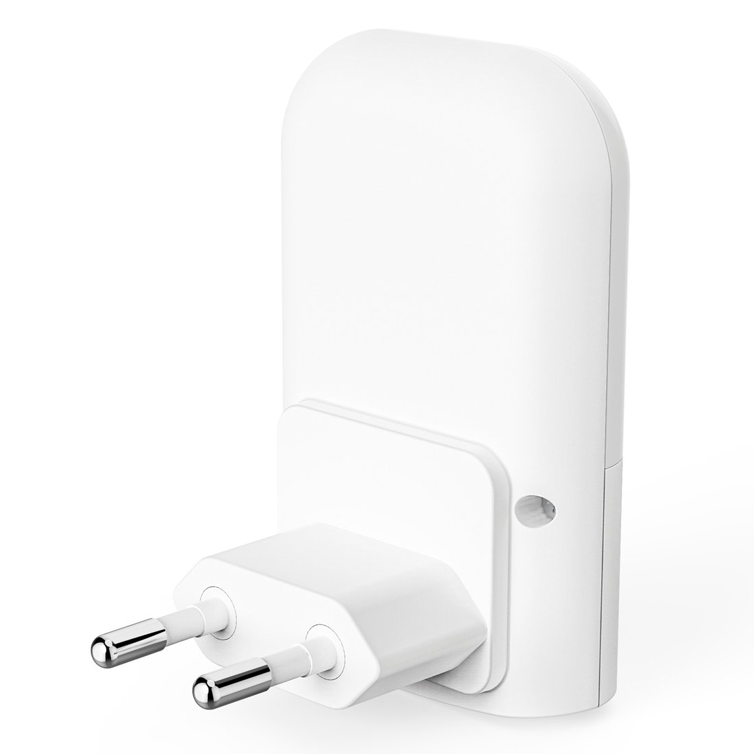 Un dispositivo smart plug-in bianco con due poli metallici su sfondo bianco.