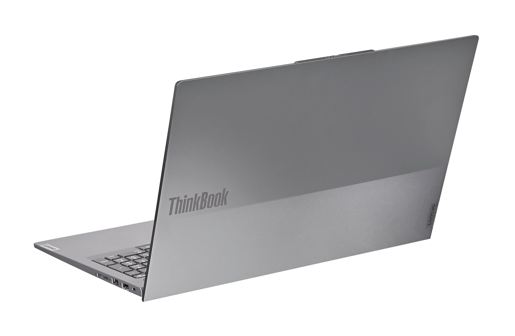 Szary laptop Lenovo ThinkBook pokazany jest od tyłu i z boku na białym tle.