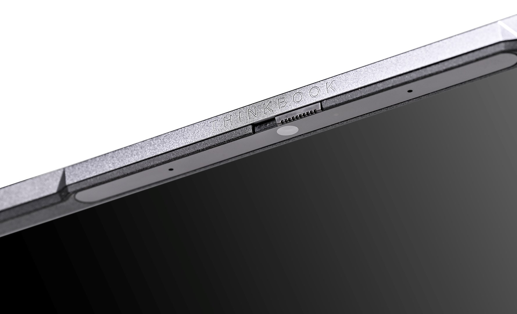 Zbliżenie kamery laptopa z logo ThinkBook i osłoną prywatności.