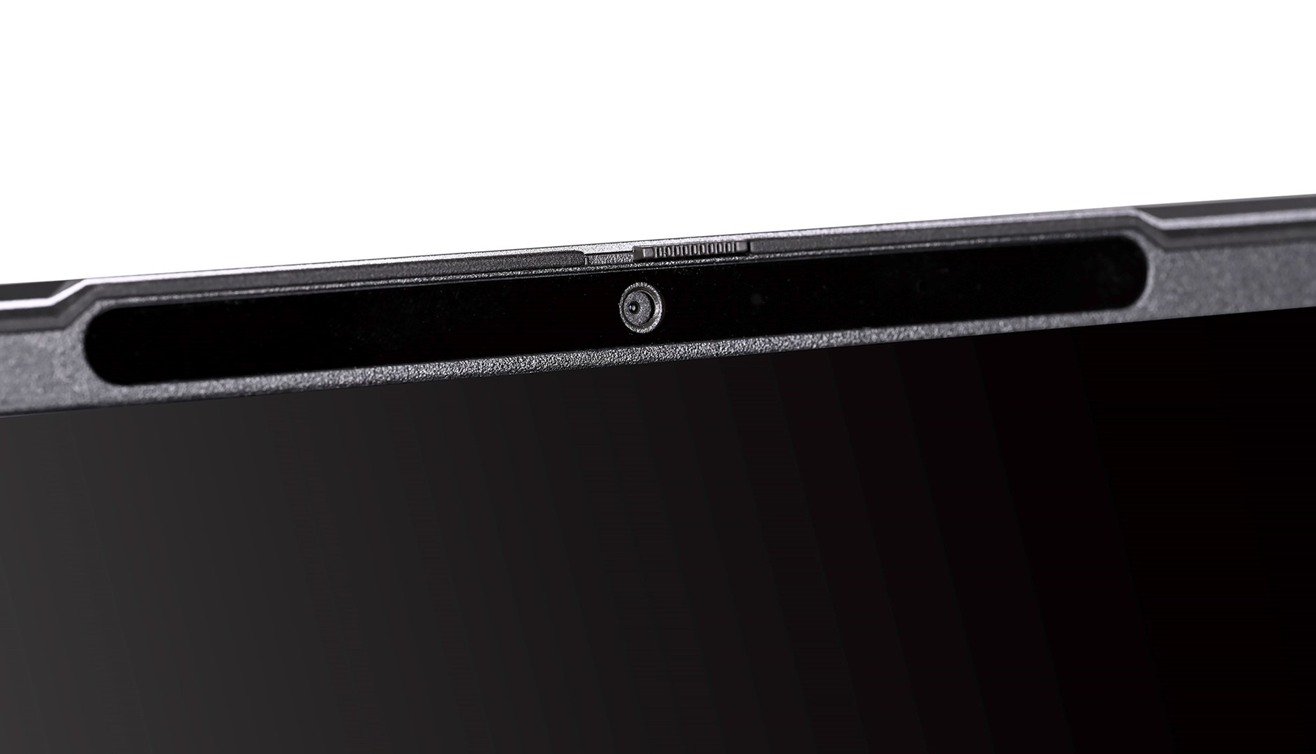 Zbliżenie na kamerę internetową laptopa z osłoną prywatności u góry.