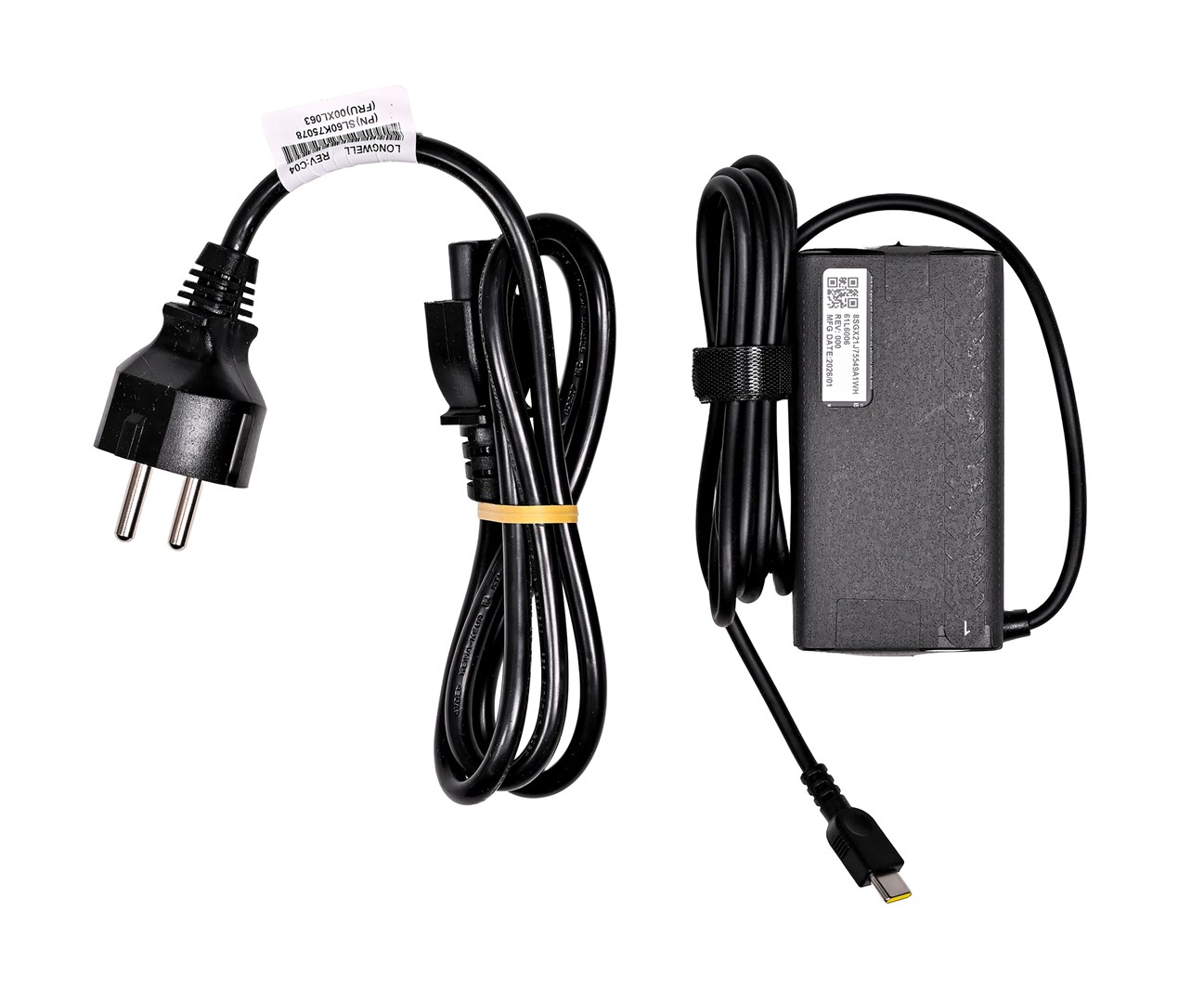 Czarny zasilacz z wtyczką UE i kablem USB-C na białym tle.