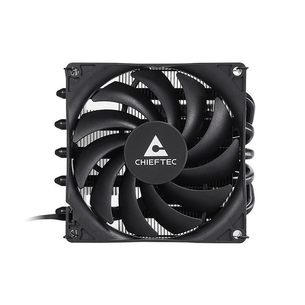 Czarny cooler CPU Chieftec z zakrzywionymi łopatkami i srebrnymi rurkami cieplnymi na białym tle.
