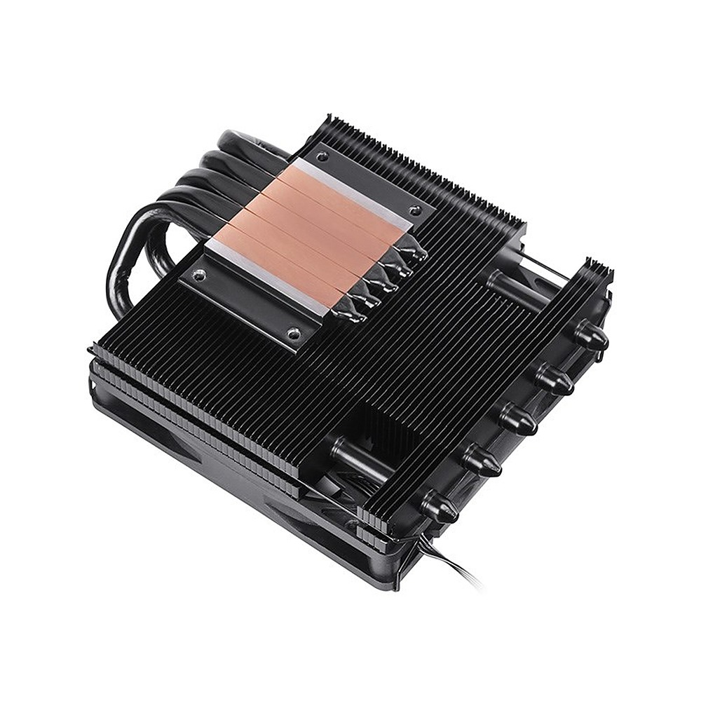 Czarny chłodzester CPU z miedzianymi rurkami cieplnymi i aluminiowymi żebrami na białym tle.