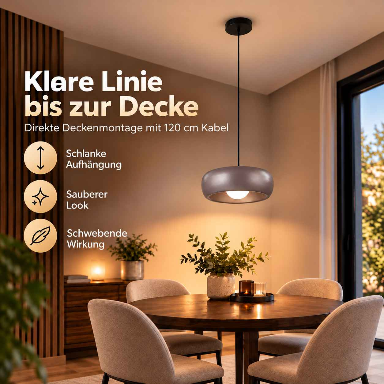 Moderne graue Hängeleuchte über einem Holztisch mit Stühlen in einem gemütlichen Esszimmer.