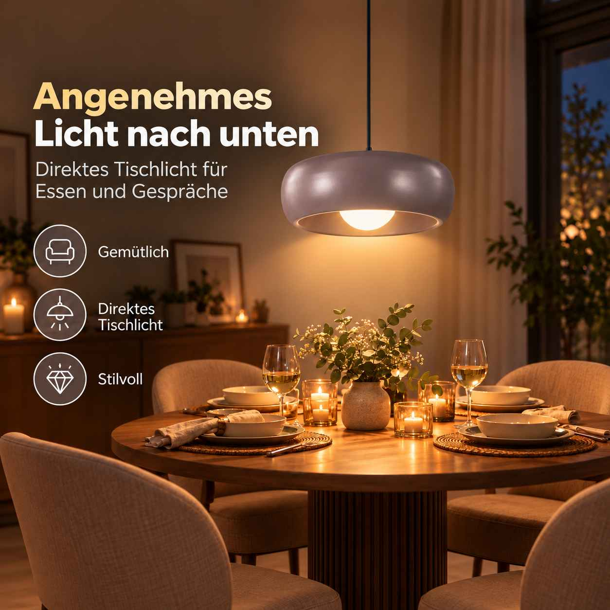 Gemütliches Esszimmer mit modernem Kronleuchter über einem gedeckten Holztisch, beleuchtet von warmem Kerzenschein.
