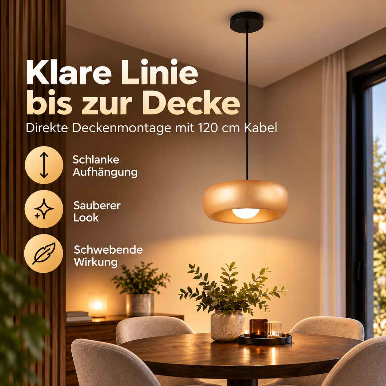 Moderne goldene Hängeleuchte über einem Holztisch mit Pflanzen in einem gemütlichen Esszimmer.