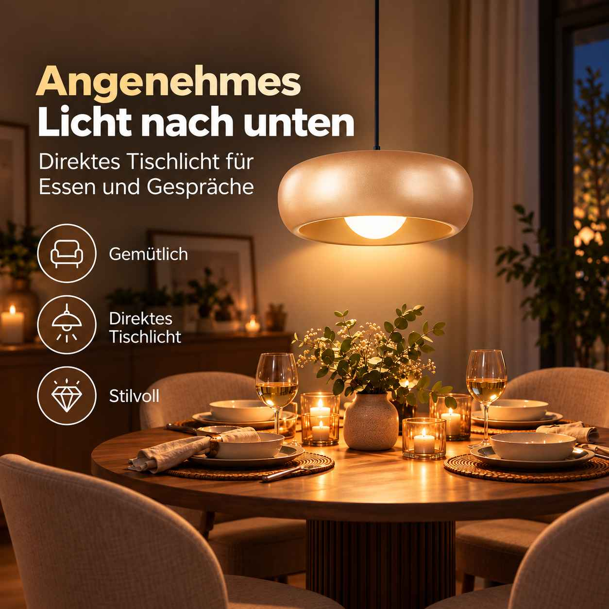 Goldfarbene Hängeleuchte über einem festlich gedeckten Esstisch mit Kerzen und Blumen.