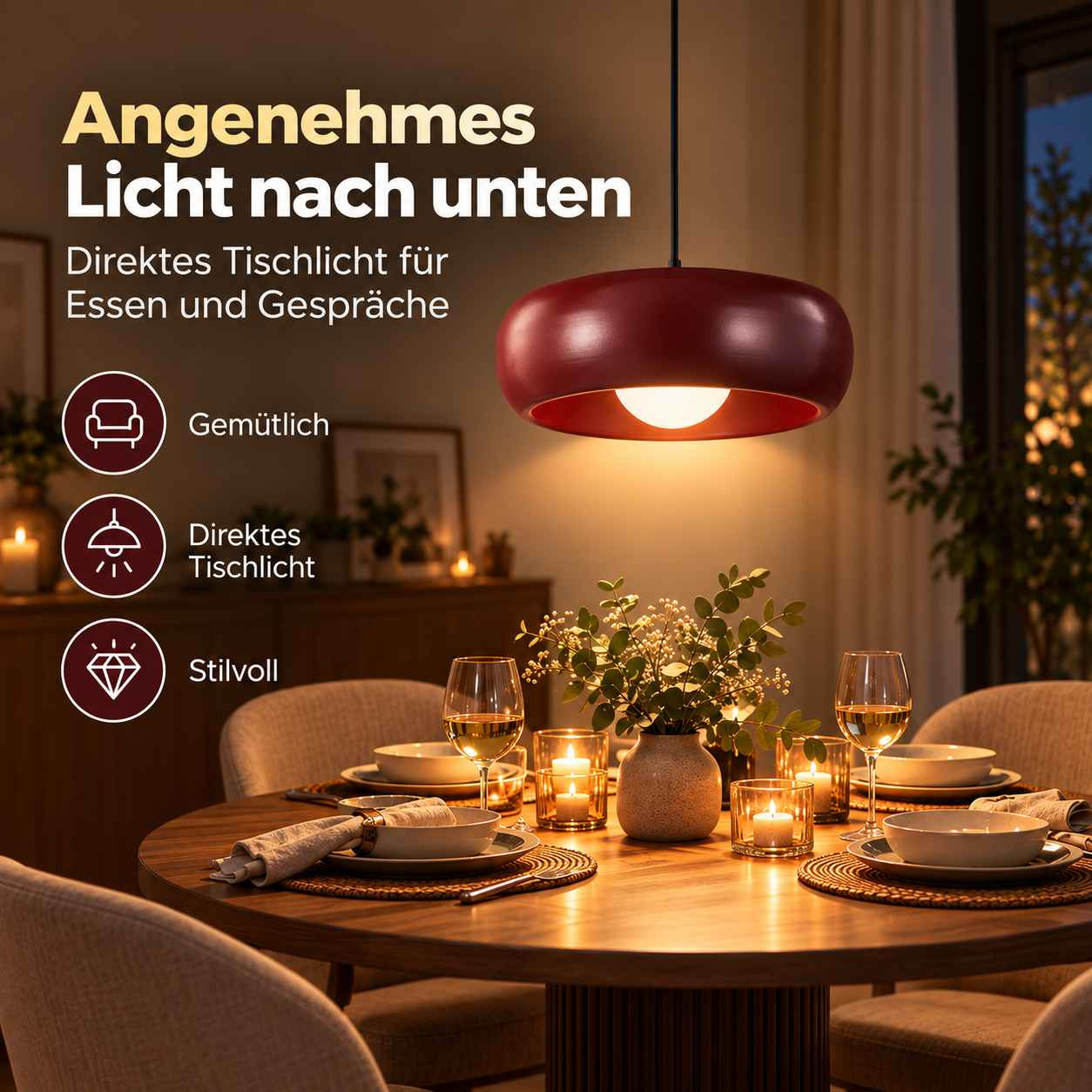 Gemütlich beleuchteter Esstisch mit roter Hängelampe, Tellern, Gläsern, Kerzen und Text auf der linken Seite.