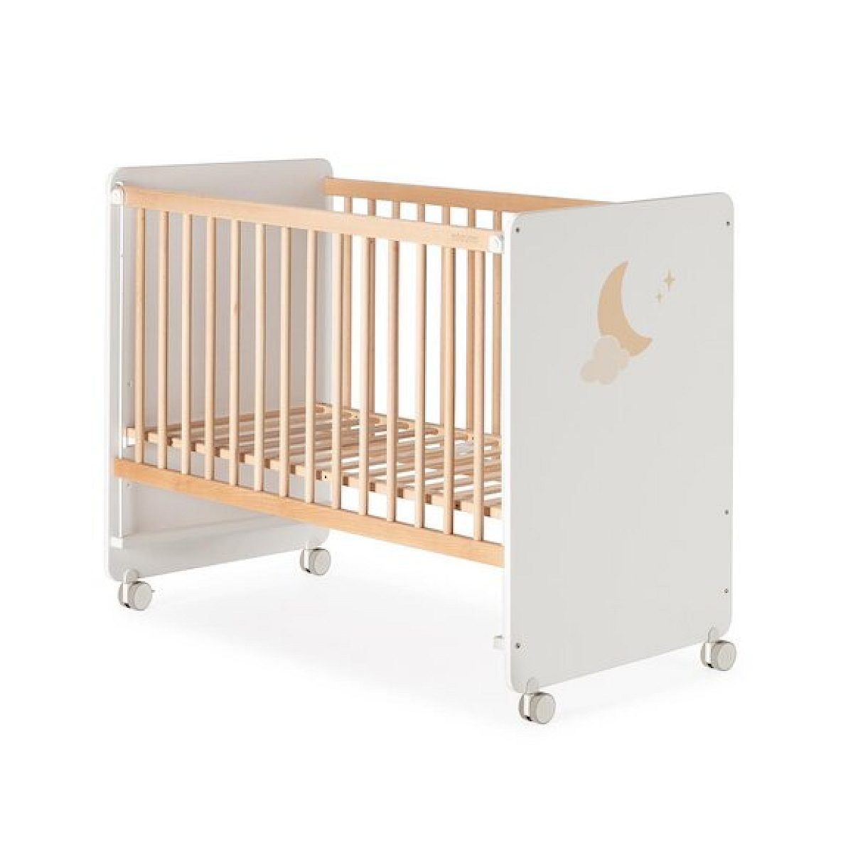 Ein Babybett aus Holz und Weiß auf Rädern mit Mond- und Sternmotiv an der Seite, freigestellt auf weißem Hintergrund.