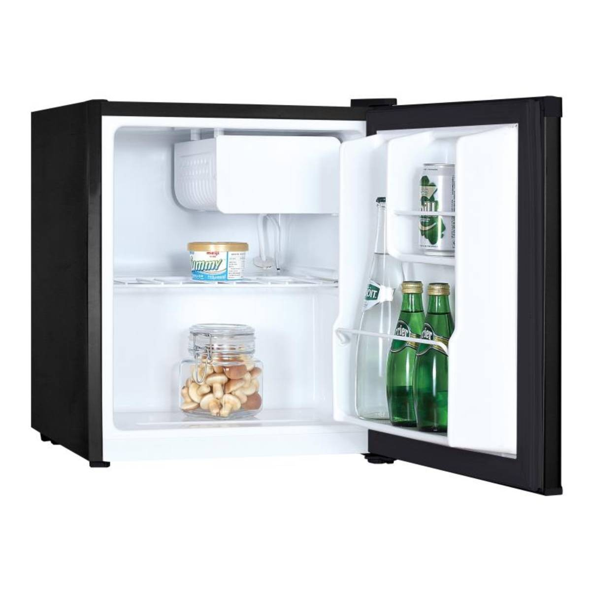 Ein kleiner schwarzer Kühlschrank mit offener Tür zeigt Snacks, Gläser und Getränkeflaschen im Inneren.