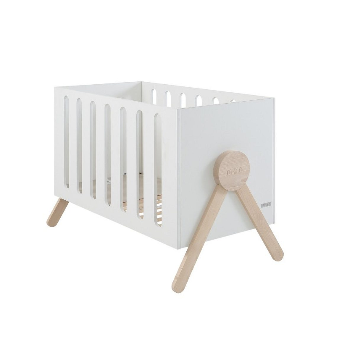 Ein weißes Babybett mit Holzbeinen auf weißem Hintergrund.