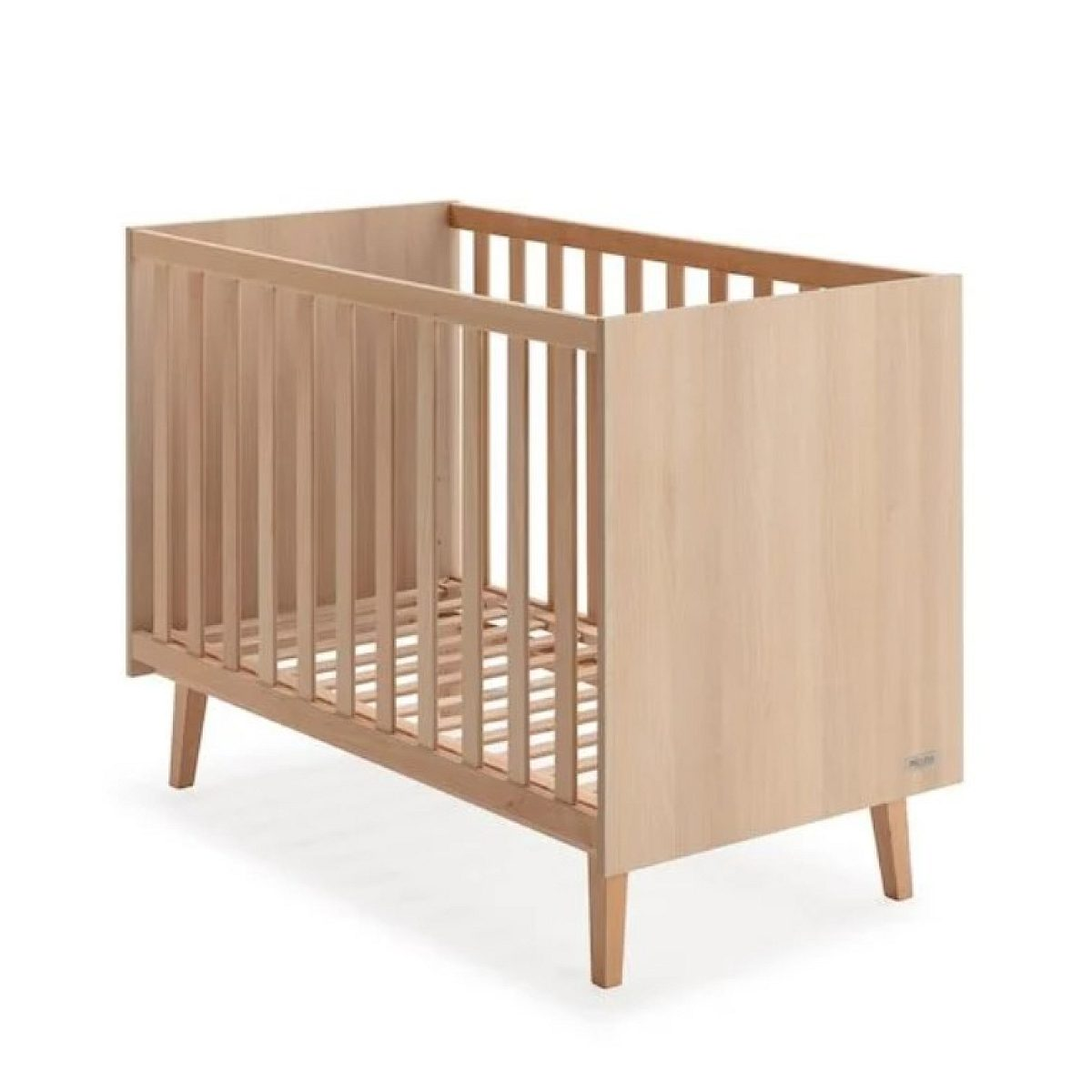 Ein helles Babybett aus Holz mit Gitterseiten und massiven Kopfenden auf vier angewinkelten Beinen vor weißem Hintergrund.