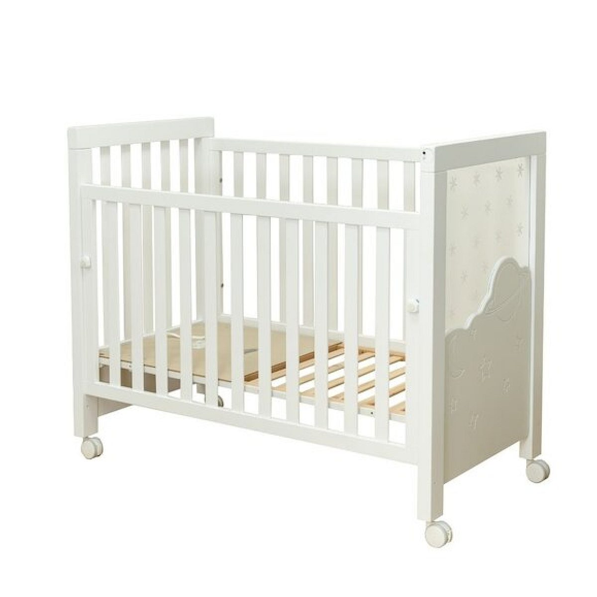 Ein weißes Babybett mit Rollen, Holzlattenrost und sanften Motiven auf dem Seitenteil.