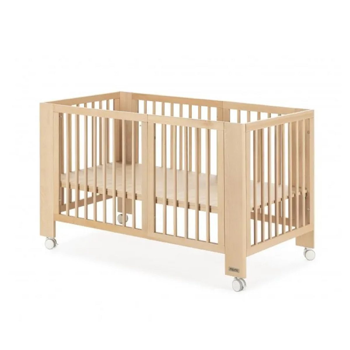 Ein hölzernes Babybett mit vertikalen Stäben und kleinen Rollenbeinen vor einem weißen Hintergrund.
