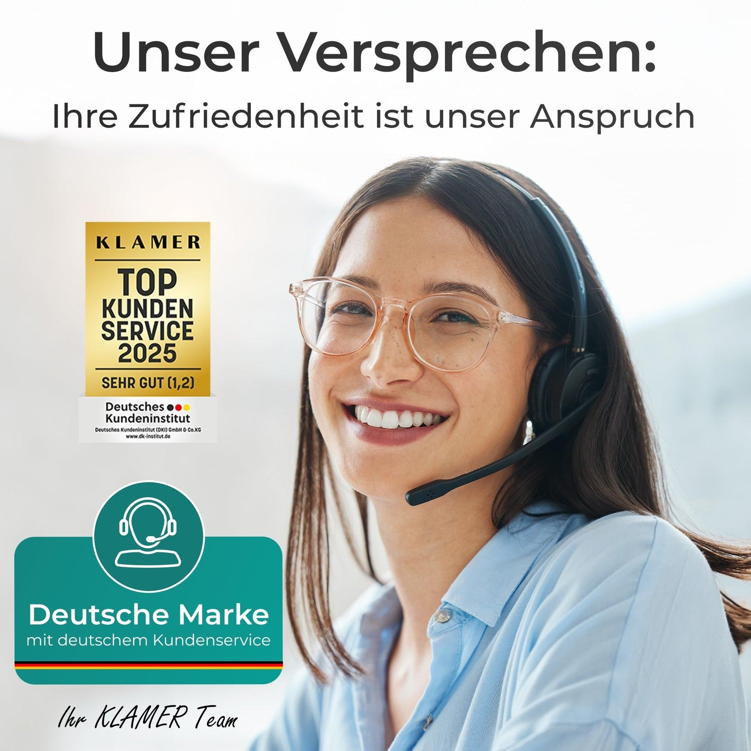 Lächelnte Kundendienstmitarbeiterin mit Headset, Brille und Top-Kunden-Service-Auszeichnung.