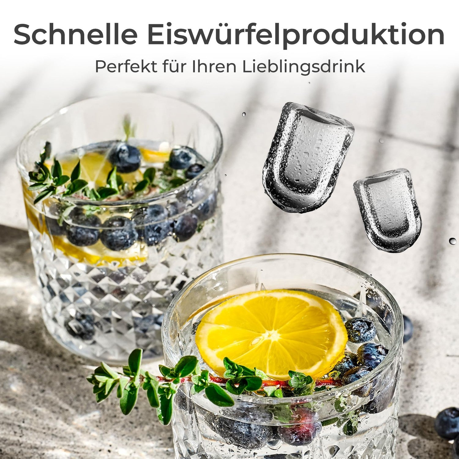 Zwei gefüllte Gläser mit Zitronen, Blaubeeren und Kräutern, mit zwei eiswürfeln in der Luft.