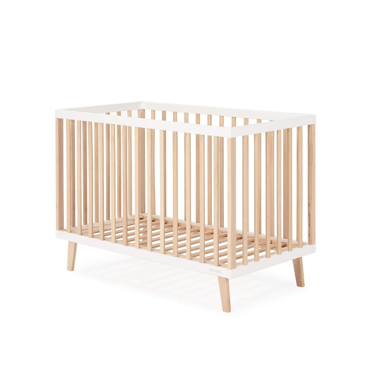 Ein hölzernes Babybett mit weißem Rahmen und hellen Holzstäben steht auf weißem Hintergrund.