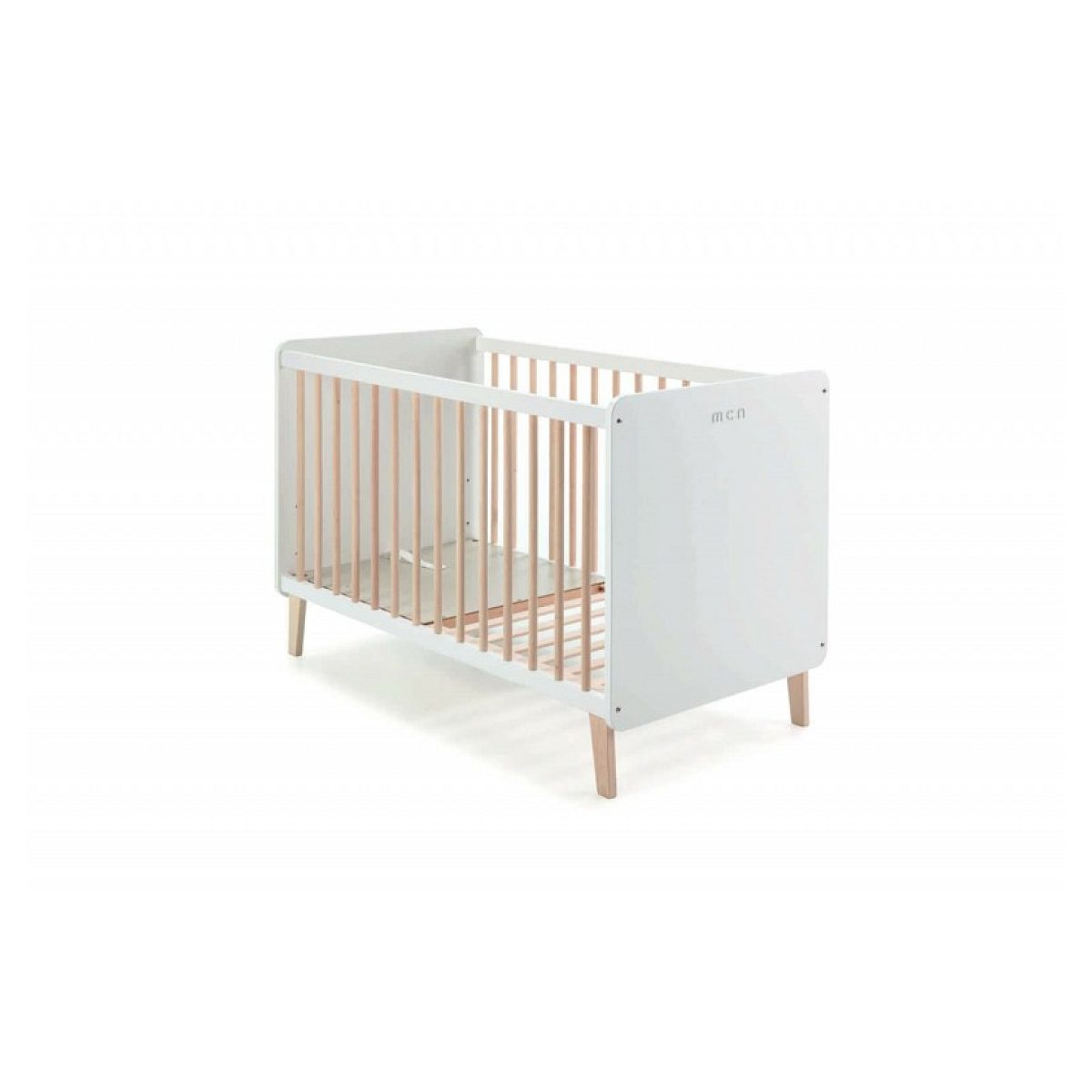 Ein modernes Babybett aus weißem und hellem Holz mit vertikalen Stützen auf weißem Grund.