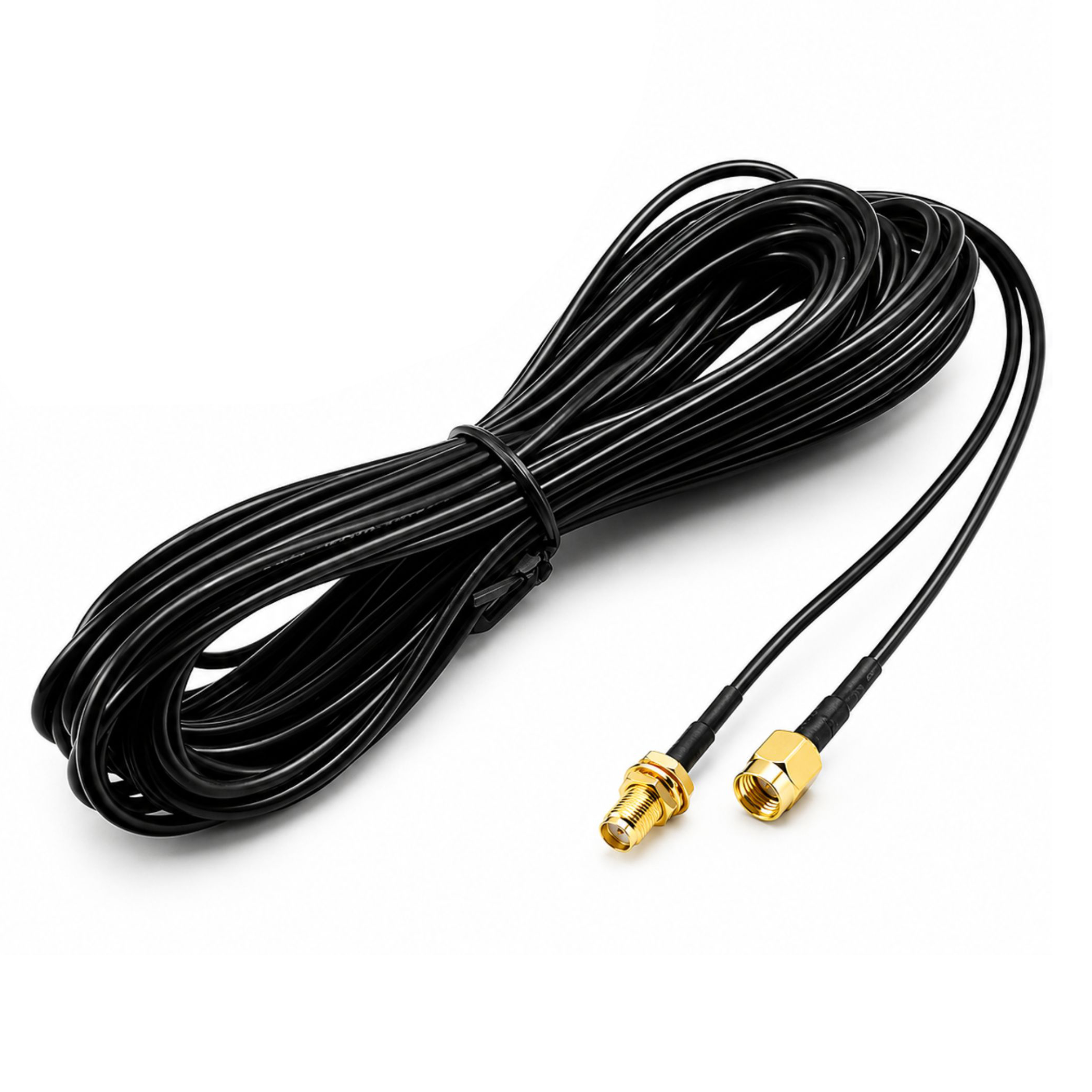 Ein langes, ordentlich aufgewickeltes schwarzes Antennenkabel mit goldenen SMA-Steckern an den Enden auf wei ßem Grund.