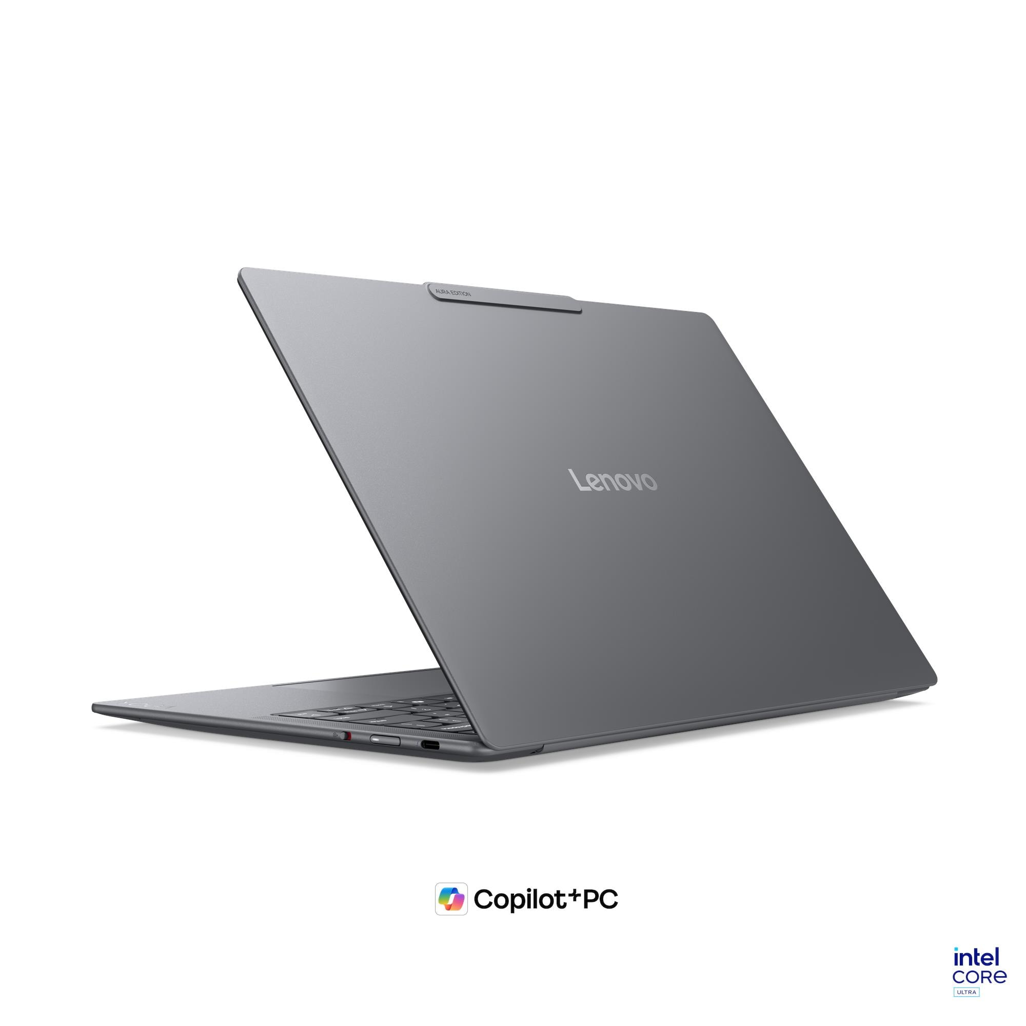 Un portatile Lenovo grigio visto da dietro, con i loghi Copilot+ PC e Intel Core Ultra.