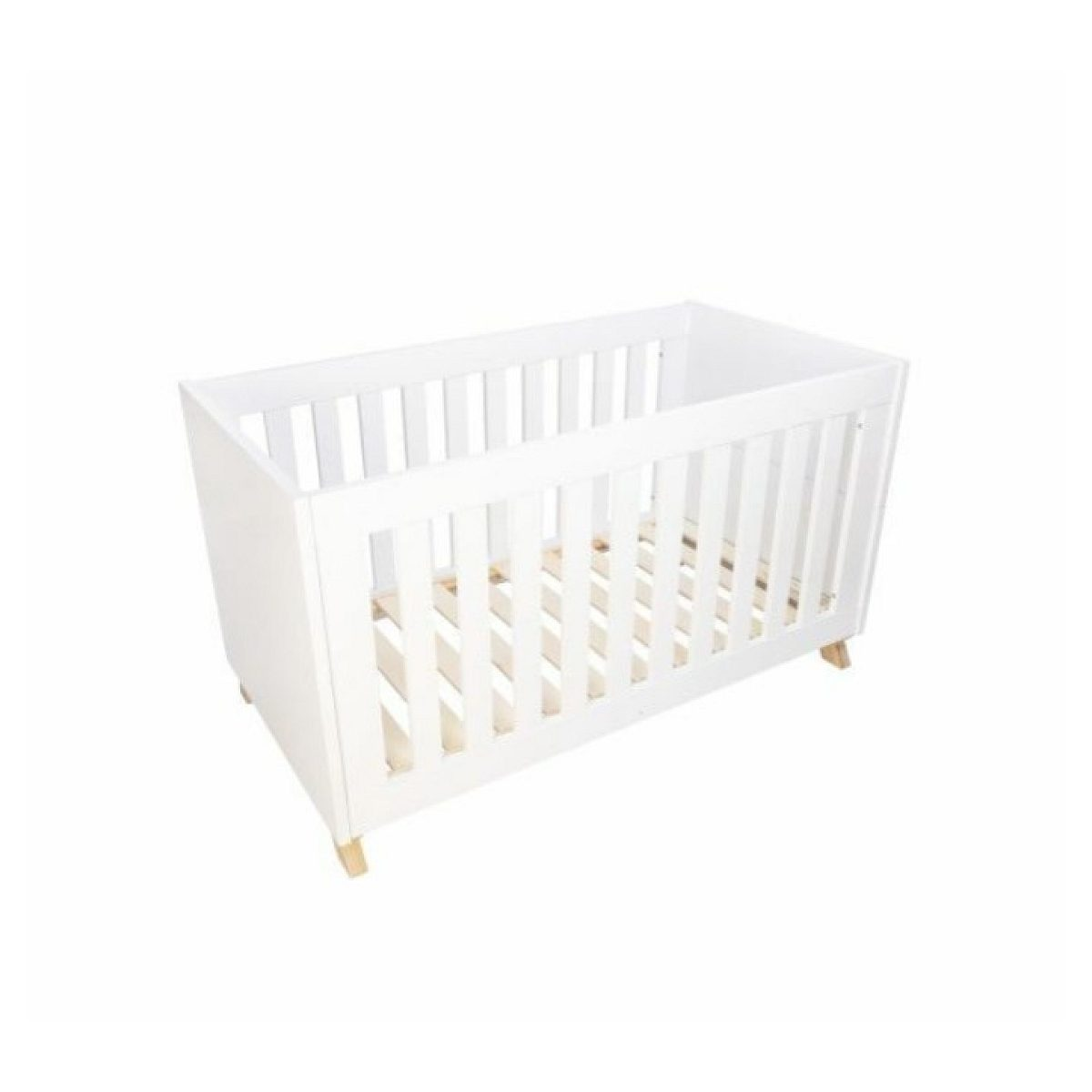 Ein weißes Babybett mit Holzbeinen auf weißem Hintergrund.