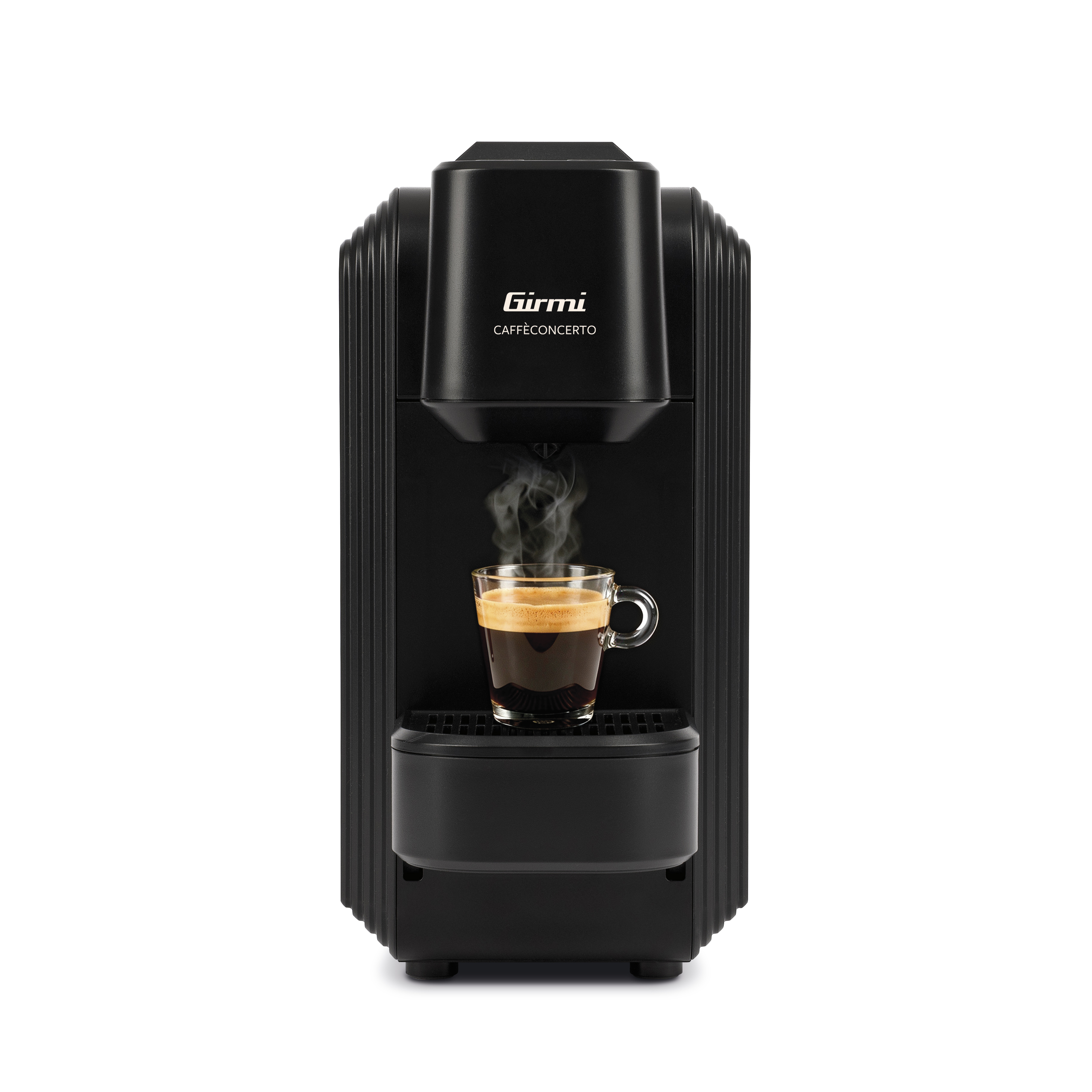 Schwarze Girmi Kaffeemaschine mit einer Glastasse frisch gebrühtem Kaffee und Dampf auf weißem Hintergrund.