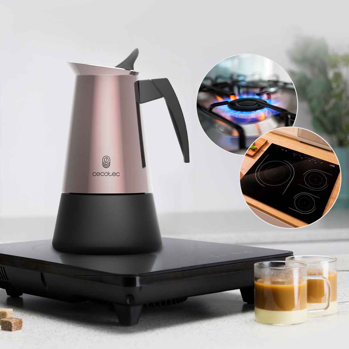 Una moka color oro rosa è su una piastra nera, con due bicchieri di caffè accanto.
