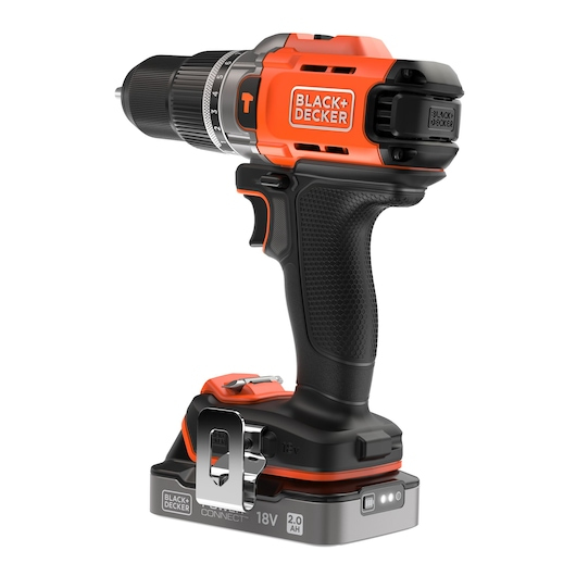 Akku-Bohrschrauber von Black and Decker in Orange und Schwarz mit aufgesteckter Batterie auf weißem Hintergrund.