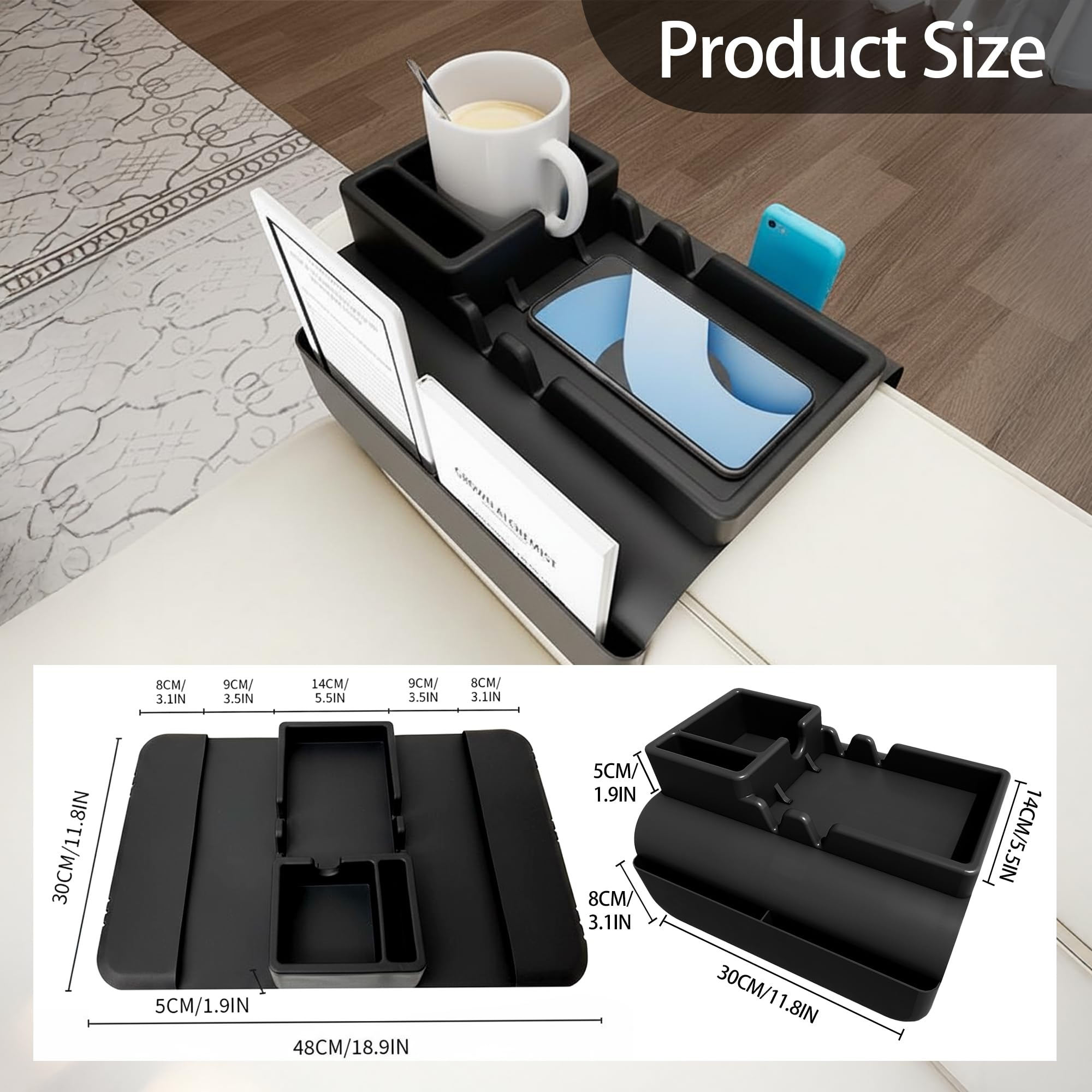 Eine schwarze Sofa-Armlehnenablage aus Silikon mit Tasse, Handy und Büchern sowie Produktmaßen.