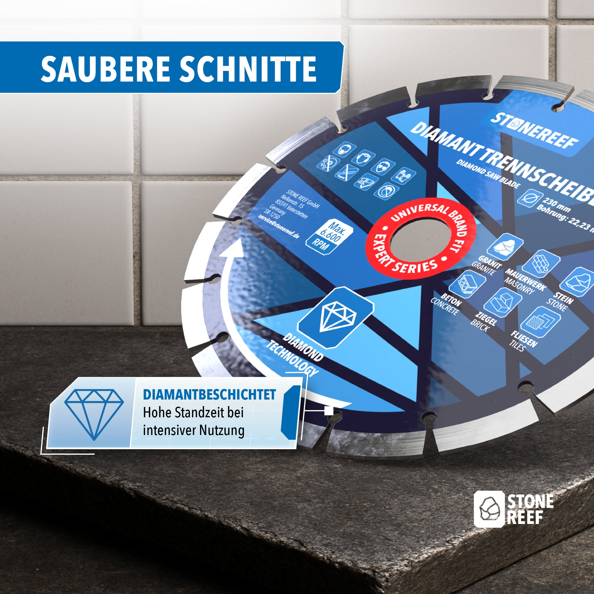 Blaue Diamant-Trennscheibe von Stonereef auf dunkler Steinplatte vor weißer Wand.