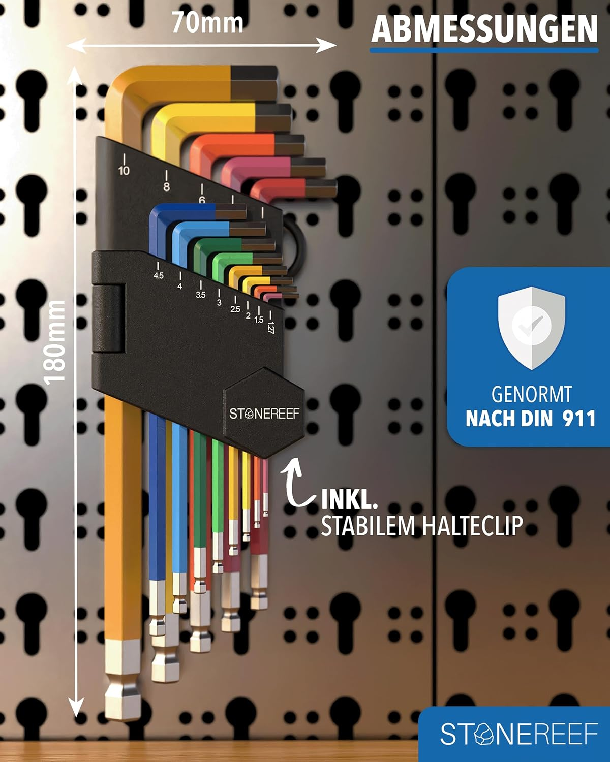 Bunt codierte Inbusschlüssel in einem schwarzen Halter vor einer Lochwand mit Maßangaben.