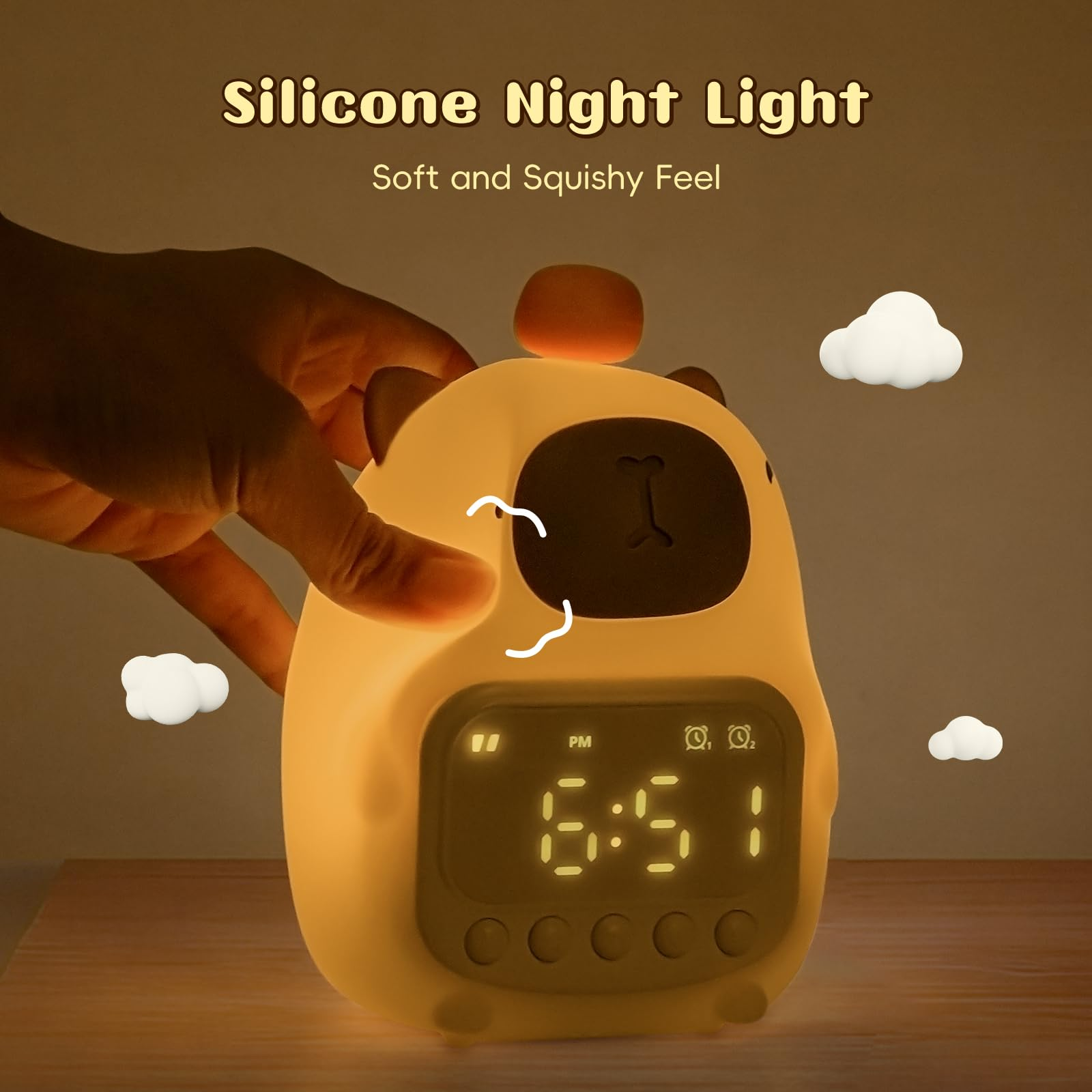 Eine Hand drückt eine squishy, silikonfarbene Nachtlampe in Tierform mit eingebautem Wecker auf einem Holztisch.