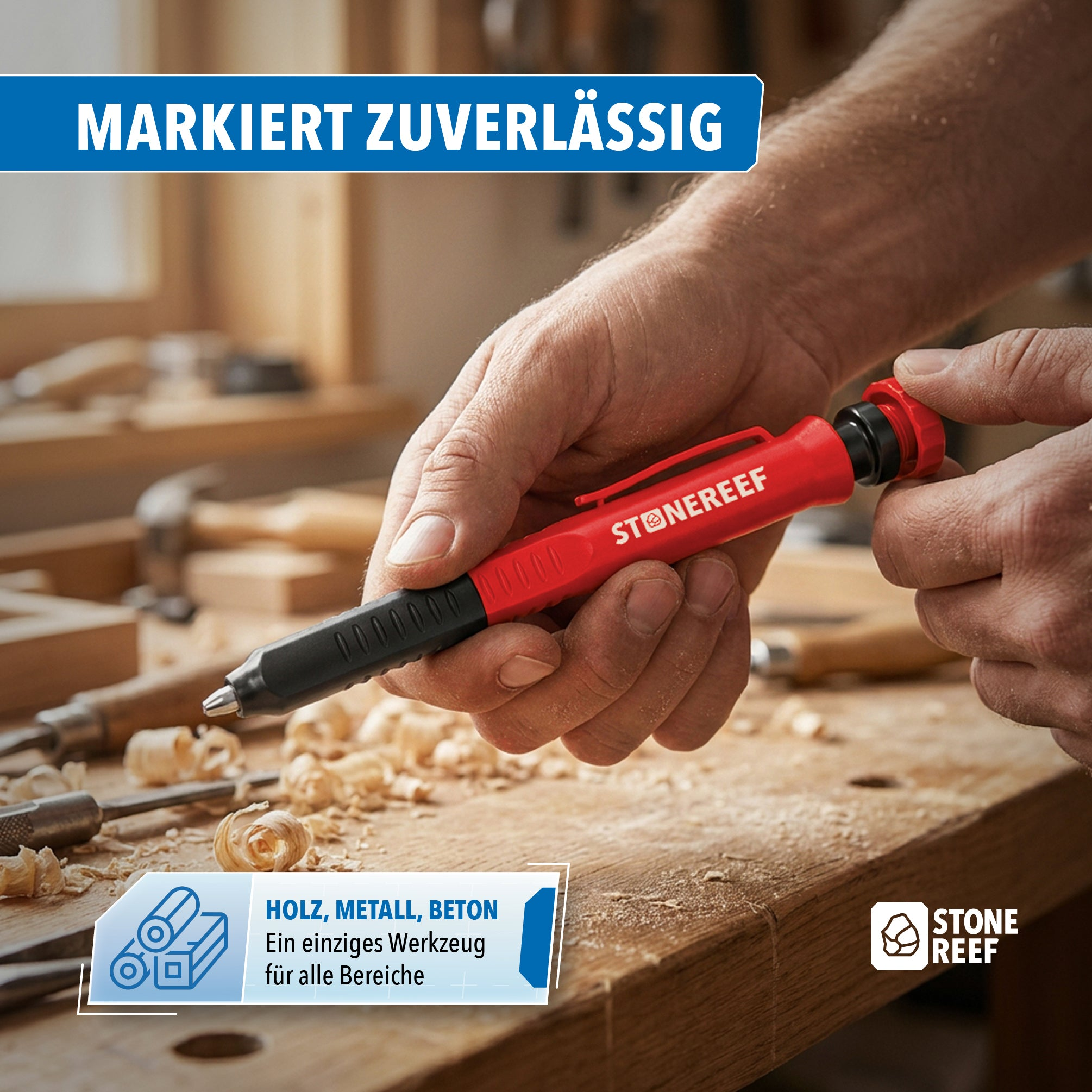 Eine Person hält ein rot-schwarzes Stonereef-Markierwerkzeug in einer Werkstatt mit Holzspänen.