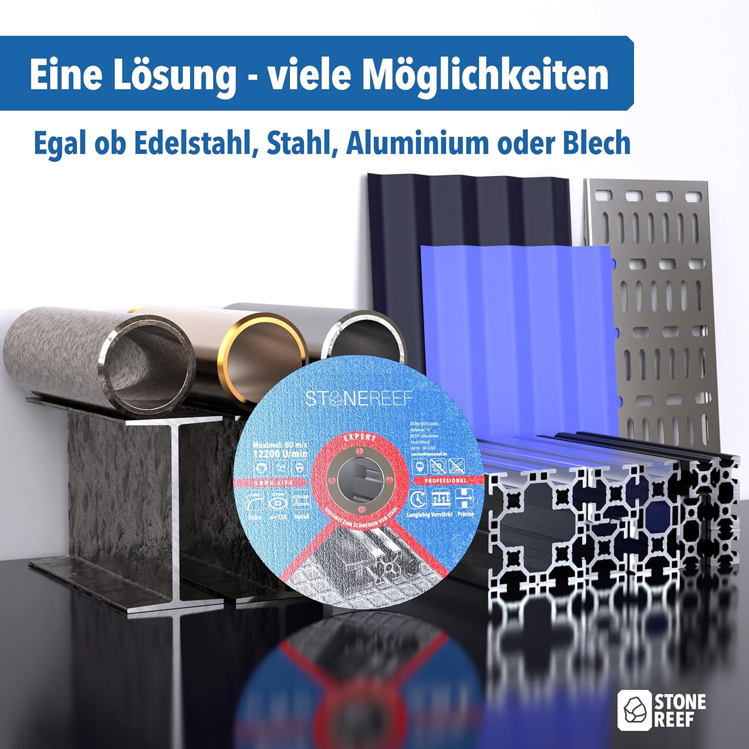 Eine Schneidescheibe steht vor verschiedenen Metallprofilen, Rohren und Blechen auf glänzender Oberfläche.