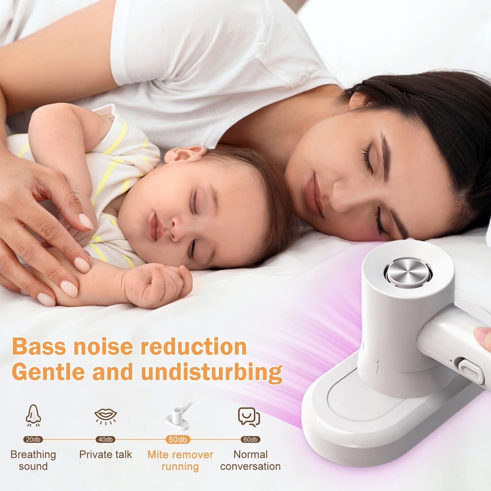 Eine Mutter und ihr Baby schlafen friedlich im Bett, daneben läuft leise ein weißes Milbenabsauggerät.
