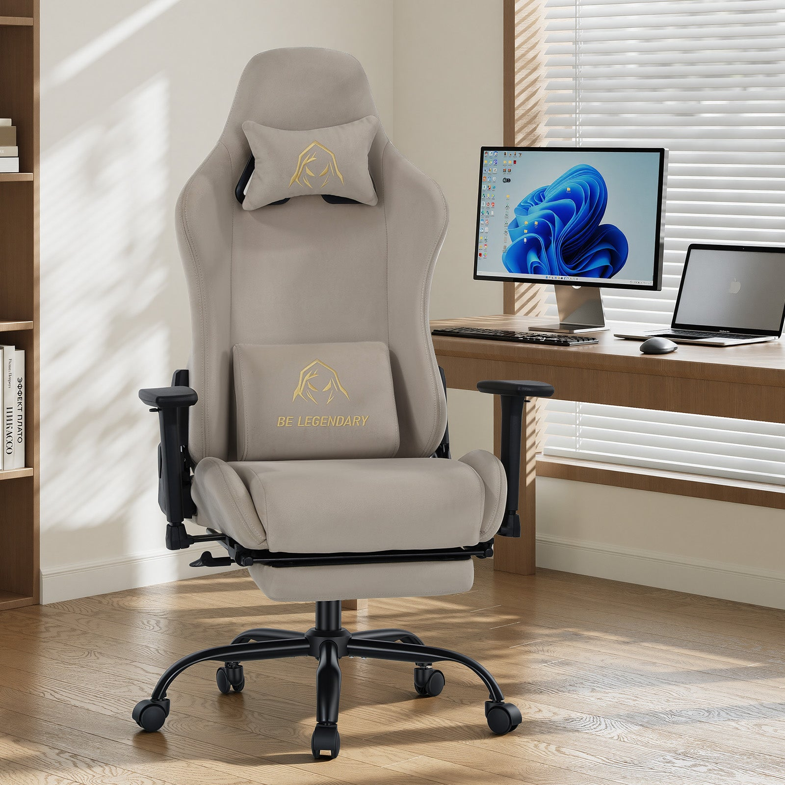 Ein beiges Gaming-Stuhl mit Goldstickerei in einem modernen Büro.